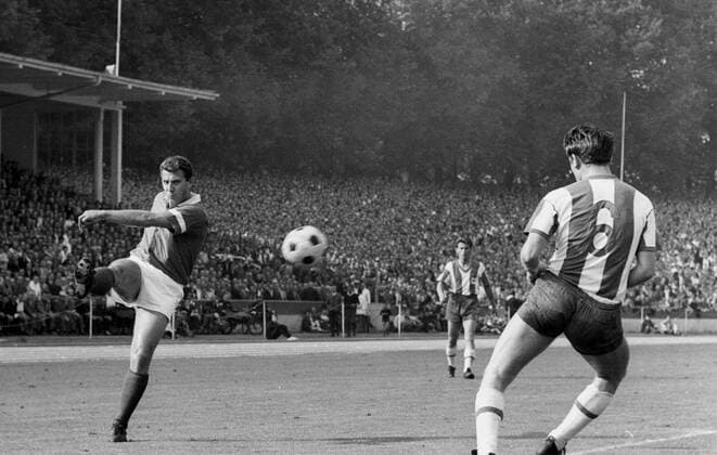 1. FC Köln - Hertha BSC Berlin 2:3 am 22.08.1964 Hans Schäfer (Köln) schiesst aufs Tor.