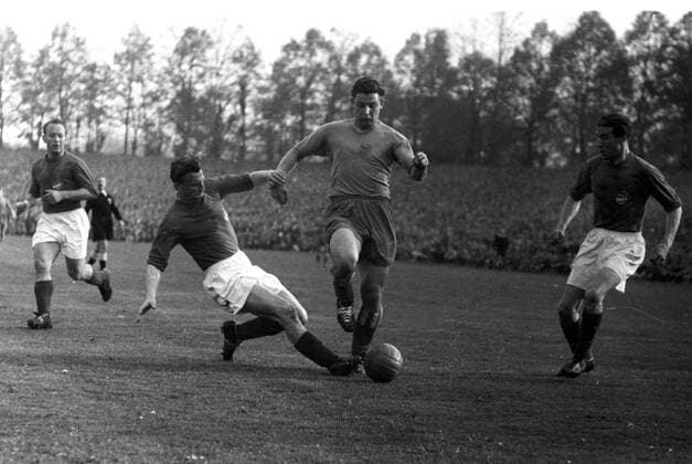 1. FC Köln - FC Schalke 04 4:2 27.04.1957 von links : Zlatko ( Tschik ) Cajkovski, Martin Hirsche (beide Köln) Manfred Kreuz ( Schalke ) und Fritz Breuer ( Köln ) *** 1. FC Cologne FC Schalke 04 4 2 27 04 1957 from left Zlatko Tschik Cajkovski Martin deer both Cologne Manfred Kreuz Schalke and Fritz Breuer Cologne HM