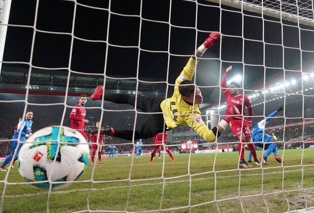 Themen der Woche - SPORT Bilder des Tages - SPORT 09.02.2018, xjhx, Fussball 2. Bundesliga,1. FC Kaiserslautern - Holstein Kiel, emspor, v.l. Marius Mueller (1. FC Kaiserslautern), Philipp Mewen (1. FC Kaiserslautern), David Kinsombi (Holstein Kiel) Goal scored, Tor zum 1:1 Kaiserslautern *** 09 02 xjhx 2018 Football 2 Bundesliga 1 FC Kaiserslautern Holstein Kiel emspor v l Marius Mueller 1 FC Kaiserslautern Philipp Mewen 1 FC Kaiserslautern David Kinsombi Holstein Kiel novokuzneck goal goal 1 1 Kaiserslautern