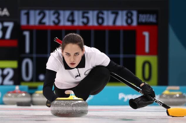 Bilder des Tages - SPORT GANGNEUNG, SOUTH KOREA - FEBRUARY 10, 2018: Olympic Athlete from Russia Anastasia Bryzgalova competes against South Korea in Session 5 of the Mixed Doubles Round Robin curling competition at the 2018 Winter Olympic Games Olympische Spiele Olympia OS at Gangneung Curling Centre. The Olympic Athletes from Russia won 6-5. Valery Sharifulin TASS  TS073166