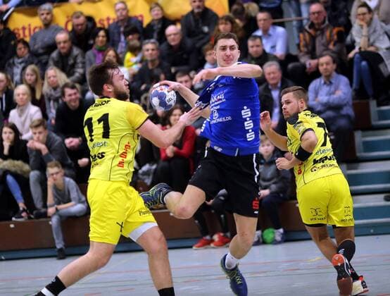 Dritte Handball-Bundesliga - MSG Grossbieberau Modau vs HSG Hanau - Saison - 2017-2018 - 09.02.2018 - Grossbieberau v. l. Till Buschmann und Robin Büttner beide MSG Falken gegen Marc Strohl Hanau Aktion, Einzelbild -