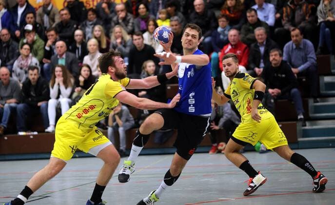 Dritte Handball-Bundesliga - MSG Grossbieberau Modau vs HSG Hanau - Saison - 2017-2018 - 09.02.2018 - Grossbieberau v. l. Till Buschmann und Robin Büttner beide MSG Falken gegen Yaron Pillmann Hanau Aktion, Einzelbild - *** Third handball Bundesliga MSG Grossbieberau Modau vs HSG Hanau season 2017 2018 09 02 2018 Grossbieberau v l till Barham and Robin Büttner both MSG hawks against Yaron Pillmann Hanau action frame ba