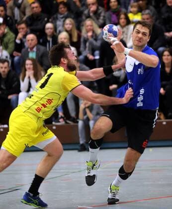 Dritte Handball-Bundesliga - MSG Grossbieberau Modau vs HSG Hanau - Saison - 2017-2018 - 09.02.2018 - Grossbieberau v. l. Till Buschmann MSG Falken, Yaron Pillmann Hanau Aktion, Einzelbild -