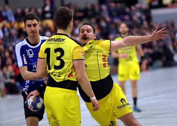 Dritte Handball-Bundesliga - MSG Grossbieberau Modau vs HSG Hanau - Saison - 2017-2018 - 09.02.2018 - Grossbieberau v. l. Florian Bauer MSG Falken im Clinch gegen Marc Strohl Hanau Aktion, Einzelbild -