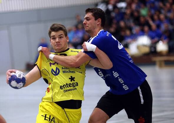 Dritte Handball-Bundesliga - MSG Grossbieberau Modau vs HSG Hanau - Saison - 2017-2018 - 09.02.2018 - Grossbieberau v. l. Ian Weber MSG Falken, Yaron Pillmann Hanau Aktion, Einzelbild -