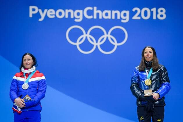 180210 Silver medalist Marit Bj¿rgen of Norway and gold medalist Charlotte Kalla of Sweden at the medal ceremony for the Women s Skiathlon during the 2018 Winter Olympics on February 10, 2018 in Pyeongchang. Photo: Jon Olav Nesvold BILDBYRN kod JE 160152ö Copyright: JONxOLAVxNESVOLD BB180210BB242