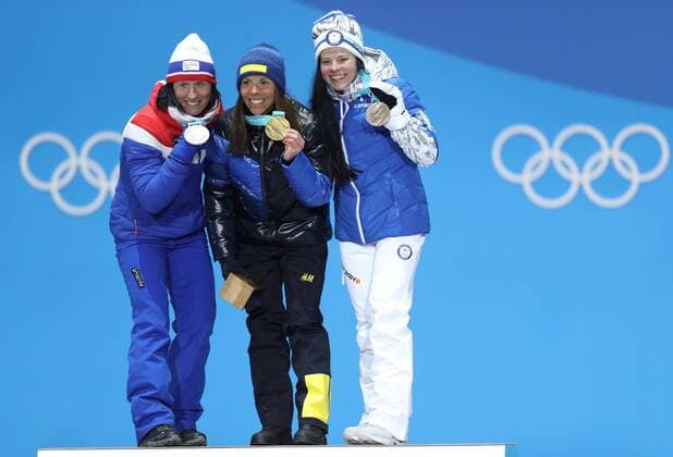 (180210) -- PYEONGCHANG, Feb. 10, 2018 -- Champion Sweden s Charlotte Kalla (C), second placed Norway s Marit Bjoergen (L) and third placed Finland s Krista Parmakoski pose for photos during the medal ceremony of the Ladies 7.5km + 7.5km Skiathlon of Cross-Country Skiing at the 2018 PyeongChang Winter Olympic Games Olympische Spiele Olympia OS at the Medal Plaza in PyeongChang, South Korea, on Feb. 10, 2018. ) (SP)OLY-SOUTH KOREA-PYEONGCHANG-CROSS-COUNTRY SKIING-LADIES 7.5KM+7.5KM SKIATHLON-MEDAL CEREMONY FeixMaohua 