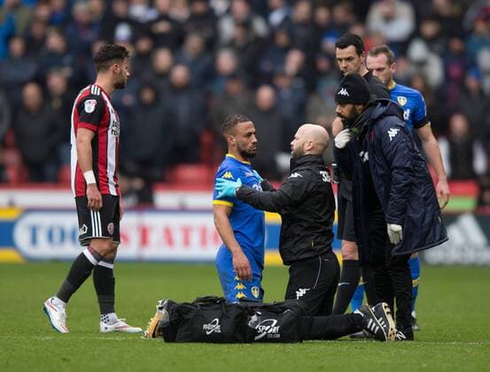 Sheffield United v Leeds United Sky Bet Championship Kemar Roofe of Leeds United (left) receives medical attention during the Sky Bet Championship match at Bramall Lane, Sheffield Content Not Available For UK Newspapers Copyright: xRussellxHartx FIL-11339-0022