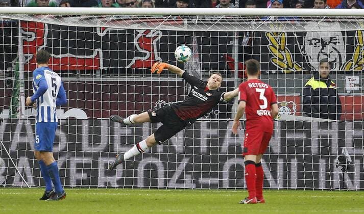 Leverkusen, Bayarena, 10.02.18: Torwart Bernd Leno (Bayer 04 Leverkusen) pariert einen Schuss im Spiel der 1. Bundesliga zwischen Bayer 04 Leverkusen vs. Hertha BSC Berlin in der Saison 2017 2018.