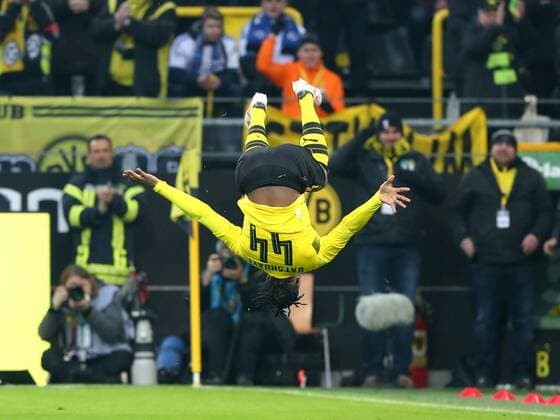 Themen der Woche - SPORT Bilder des Tages - SPORT Samstag 10.02.2018, Saison 2017 2018, 1. Bundesliga, 22. Spieltag im Dortmunder Signal Iduna Park, BVB 09 Borussia Dortmund - Hamburger SV, Dortmunder Torjubel zum 1:0: Michy Batshuayi (BVB) mit Saltojubel *** Saturday 10 02 2018 season 2017 2018 1 22 Bundesliga Matchday in the Dortmund Signal Iduna Park BVB 09 Borussia Dortmund Hamburger SV Dortmund goal celebration 1 0 Michy Batshuayi BVB with Salto cheers