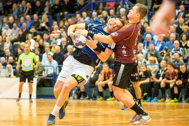 Bilder des Tages - SPORT Max Darj ( 5, Bergischer HC) wird von Robin John ( 11, Eintracht Hildesheim) gestoppt Bergischer HC vs. Eintracht Hildesheim, Handball, 2. Bundesliga, 10.02.18 Solingen NRW Deutschland Klingenhalle