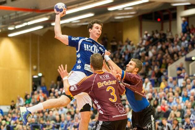 Maximilian Leon Bettin ( 2, Bergischer HC) beim Wurf gegen Jost Brücker ( 3, Eintracht Hildesheim) und Robin John ( 11, Eintracht Hildesheim) Bergischer HC vs. Eintracht Hildesheim, Handball, 2. Bundesliga, 10.02.18 Solingen NRW Deutschland Klingenhalle