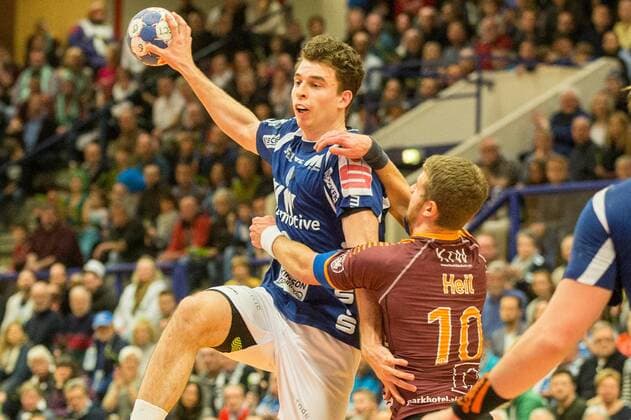 Maximilian Leon Bettin ( 2, Bergischer HC) im Duell mit Julius Heil ( 10, Eintracht Hildesheim) Bergischer HC vs. Eintracht Hildesheim, Handball, 2. Bundesliga, 10.02.18 Solingen NRW Deutschland Klingenhalle