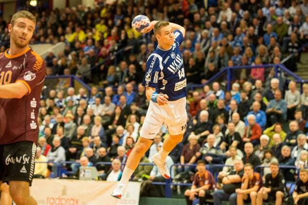 Maciej Majdzinski ( 14, Bergischer HC) beim Wurf Bergischer HC vs. Eintracht Hildesheim, Handball, 2. Bundesliga, 10.02.18 Solingen NRW Deutschland Klingenhalle