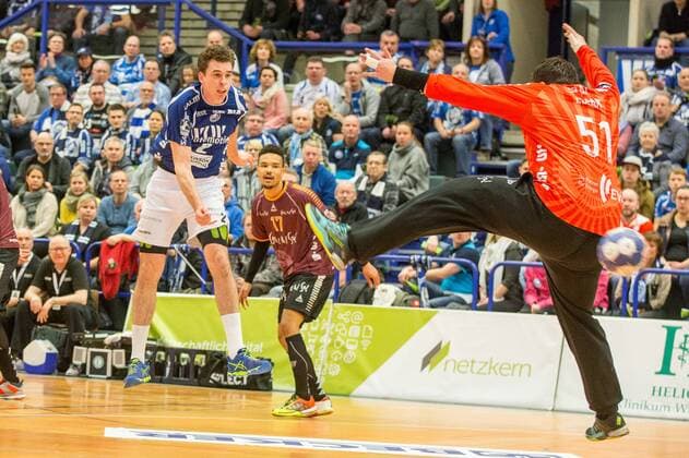 Brian Gipperich ( 3, Bergischer HC) überwindet Jakub Lefan ( 51, TW, Eintracht Hildesheim) Bergischer HC vs. Eintracht Hildesheim, Handball, 2. Bundesliga, 10.02.18 Solingen NRW Deutschland Klingenhalle