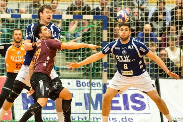 Savvas Savvas ( 77, Eintracht Hildesheim) wid von Csaba Szücs ( 20, Bergischer HC) und Leos Petrovsky ( 6, Bergischer HC) gestoppt Bergischer HC vs. Eintracht Hildesheim, Handball, 2. Bundesliga, 10.02.18 Solingen NRW Deutschland Klingenhalle