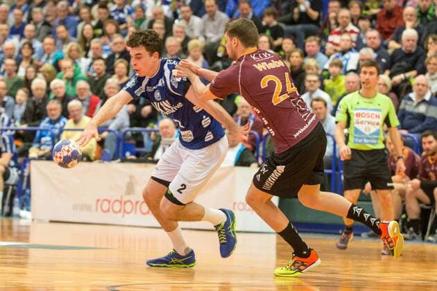 Maximilian Leon Bettin ( 2, Bergischer HC) im Duell mit Fynn Wiebe ( 24, Eintracht Hildesheim) Bergischer HC vs. Eintracht Hildesheim, Handball, 2. Bundesliga, 10.02.18 Solingen NRW Deutschland Klingenhalle