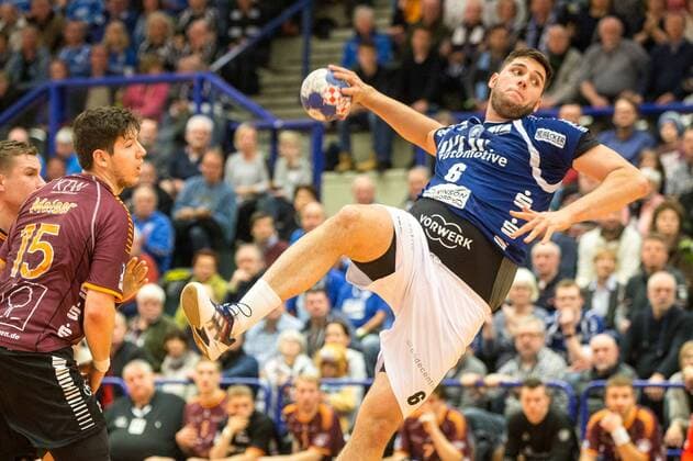 Leos Petrovsky ( 6, Bergischer HC) beim Wurf, rechts sieht Chris Meiser ( 15, Eintracht Hildesheim) tatenlos zu Bergischer HC vs. Eintracht Hildesheim, Handball, 2. Bundesliga, 10.02.18 Solingen NRW Deutschland Klingenhalle