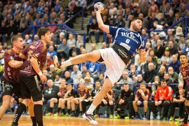 Leos Petrovsky ( 6, Bergischer HC) beim Wurf, rechts sehen Robin John ( 11, Eintracht Hildesheim) und Chris Meiser ( 15, Eintracht Hildesheim) tatenlos zu Bergischer HC vs. Eintracht Hildesheim, Handball, 2. Bundesliga, 10.02.18 Solingen NRW Deutschland Klingenhalle