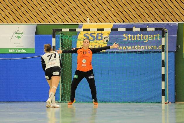 Dora Elbert (SG H2Ku Herrenberg Kuties 16) im Tor gegen Jana Pollmer (HSG Hannover-Badenstedt 71) SG H2Ku Herrenberg Kuties,Handball,Ligaspiel,10.02.2018, Foto:TBaur Eibner Herrenberg Copyright: xToBaurx EibnerxPressefotox EP_TB