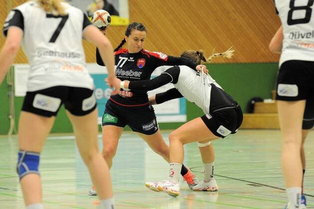 Carolin Tuc (SG H2Ku Herrenberg Kuties 77) gegen Jana Pollmer (HSG Hannover-Badenstedt 71) SG H2Ku Herrenberg Kuties,Handball,Ligaspiel,10.02.2018, Foto:TBaur Eibner Herrenberg Copyright: xToBaurx EibnerxPressefotox EP_TB