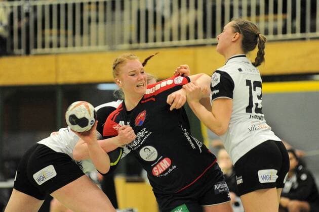 Kerstin Foth (SG H2Ku Herrenberg Kuties 11) gegen Marie-Kristin Gerber (HSG Hannover-Badenstedt 13) SG H2Ku Herrenberg Kuties,Handball,Ligaspiel,10.02.2018, Foto:TBaur Eibner Herrenberg Copyright: xToBaurx EibnerxPressefotox EP_TB