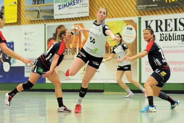 Tina Wagenlader (HSG Hannover-Badenstedt 14) gegen Saskia Putzke (SG H2Ku Herrenberg Kuties 21) und Lisa Gebhard (SG H2Ku Herrenberg Kuties 19) SG H2Ku Herrenberg Kuties,Handball,Ligaspiel,10.02.2018, Foto:TBaur Eibner Herrenberg Copyright: xToBaurx EibnerxPressefotox EP_TB