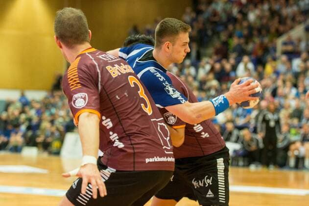 Maciej Majdzinski ( 14, Bergischer HC) drückt sich an Jost Brücker ( 3, Eintracht Hildesheim) und Robin John ( 11, Eintracht Hildesheim) vorbei Bergischer HC vs. Eintracht Hildesheim, Handball, 2. Bundesliga, 10.02.18 Solingen NRW Deutschland Klingenhalle