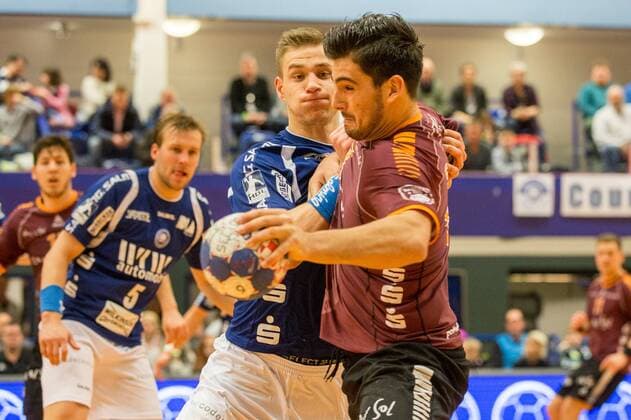 Maciej Majdzinski ( 14, Bergischer HC) stoppt Savvas Savvas ( 77, Eintracht Hildesheim) Bergischer HC vs. Eintracht Hildesheim, Handball, 2. Bundesliga, 10.02.18 Solingen NRW Deutschland Klingenhalle
