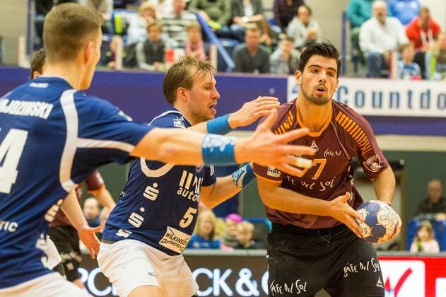 Max Darj ( 5, Bergischer HC) gegen Savvas Savvas ( 77, Eintracht Hildesheim) Bergischer HC vs. Eintracht Hildesheim, Handball, 2. Bundesliga, 10.02.18 Solingen NRW Deutschland Klingenhalle