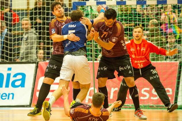 Max Darj ( 5, Bergischer HC) wird gestoppt von Chris Meiser ( 15, Eintracht Hildesheim) und Savvas Savvas ( 77, Eintracht Hildesheim) Bergischer HC vs. Eintracht Hildesheim, Handball, 2. Bundesliga, 10.02.18 Solingen NRW Deutschland Klingenhalle