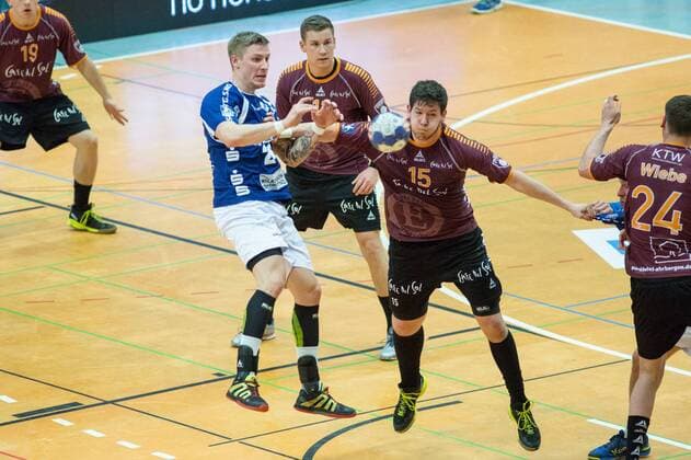 Linus Arnesson ( 24, Bergischer HC) im Duell mit Chris Meiser ( 15, Eintracht Hildesheim) Bergischer HC vs. Eintracht Hildesheim, Handball, 2. Bundesliga, 10.02.18 Solingen NRW Deutschland Klingenhalle
