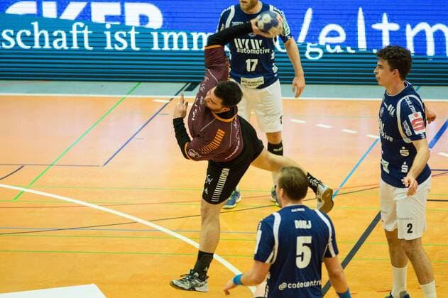 Nikolaos Tzoufras ( 23, Eintracht Hildesheim) beim Wurf Bergischer HC vs. Eintracht Hildesheim, Handball, 2. Bundesliga, 10.02.18 Solingen NRW Deutschland Klingenhalle