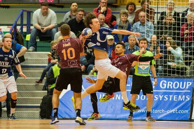 Alexander Weck ( 8, Bergischer HC) setzt sich gegen Julius Heil ( 10, Eintracht Hildesheim) und Maurice Lungela ( 17, Eintracht Hildesheim) durch Bergischer HC vs. Eintracht Hildesheim, Handball, 2. Bundesliga, 10.02.18 Solingen NRW Deutschland Klingenhalle