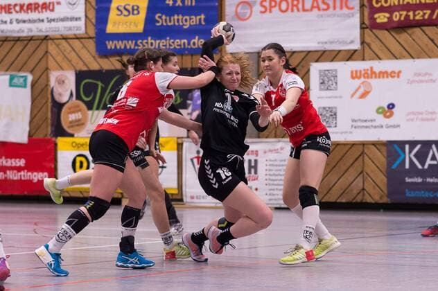 Katrin Feldmann 10 (FSG Mainz 05 Budenheim), Torabschluss, Dynamik, Zweikampf, TG Nuertingen gegen FSG Mainz Budenheim, Handball, 2. Bundesliga, Damen, Saison 2017 2018, 10.02.2018, Nuertingen Copyright: xWoernx xEibner-Pressefotox EP_nwn