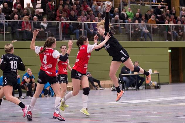 Katrin Feldmann 10 (FSG Mainz 05 Budenheim), Torschuss, Dynamik, TG Nuertingen gegen FSG Mainz Budenheim, Handball, 2. Bundesliga, Damen, Saison 2017 2018, 10.02.2018, Nuertingen Copyright: xWoernx xEibner-Pressefotox EP_nwn