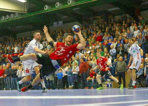 Sprungwurf von Jan Brosch (Hamm) , dahinter Mindaugas Dumcius (Aue) , Fannar Thor Fridgeirsson (Hamm) und Jan Faith (Aue) Handball 2.Liga 2017 18 EHV Aue - ASV Hamm-Westfalen am 28:29 10.2.2018 EHV Aue - ASV Hamm-Westfalen