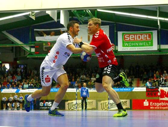 Franz Schauer (Aue, links) im Zweikampf mit Fannar Thor Fridgeirsson (Hamm) Handball 2.Liga 2017 18 EHV Aue - ASV Hamm-Westfalen am 28:29 10.2.2018 EHV Aue - ASV Hamm-Westfalen