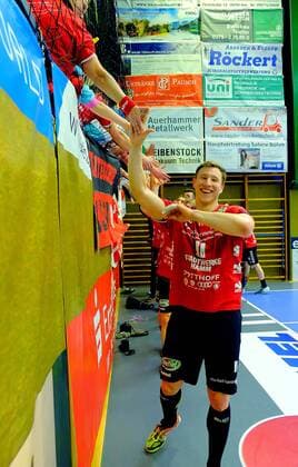 Nach Spielschluss: Siegestorschütze Jakob Schwabe (Hamm) mit den Fans Handball 2.Liga 2017 18 EHV Aue - ASV Hamm-Westfalen am 28:29 10.2.2018 EHV Aue - ASV Hamm-Westfalen