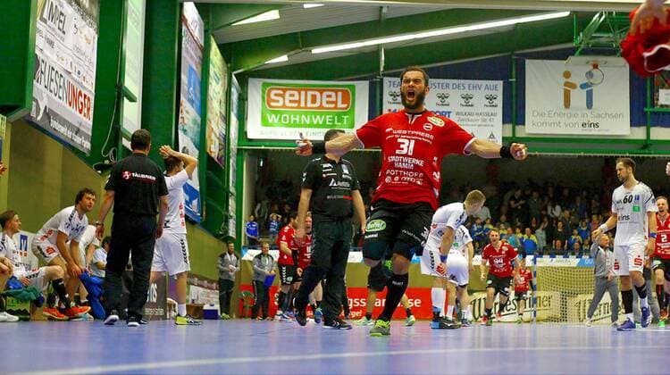 Nach Spielschluss: In Jubelpose: Björn Zintel (Hamm) , hinten die enttäuschten Auer Spieler. Handball 2.Liga 2017 18 EHV Aue - ASV Hamm-Westfalen am 28:29 10.2.2018 EHV Aue - ASV Hamm-Westfalen