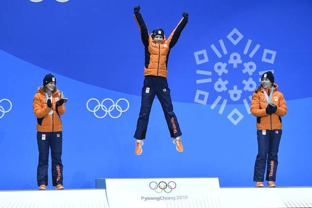 PyeongChang 2018, Eisschnelllauf, 3000m Damen, Siegerehrung 11-02-2018 ALGEMEEN: MEDAL PLAZA OLYMPISCHE SPELEN: Olympic Games Olympische Spiele Olympia OS PEYONGCHANG 2018 Carlijn Achtereekte wint goud op de 3.000 meter, links Ireen Wust (JustLease.nl) rechts Antoinette de Jong Foto: Sander Chamid xVIxVIxImagesx xSoenarxChamidxsportfotografiexIVx 10032330