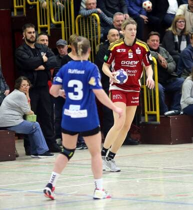 lsp - Handball - HBL - HSG Bensheim vs HSG Blomberg Lippe - Saison - 2017-2018 - 10.02.2018 - Bensheim v. l. Carolin Schmele Bensheim sucht eine Anspielstation Aktion, Einzelbild -