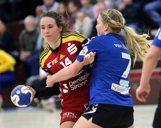 lsp - Handball - HBL - HSG Bensheim vs HSG Blomberg Lippe - Saison - 2017-2018 - 10.02.2018 - Bensheim v. l. Sanne Hoekstra Bensheim, Tess van Buren Blomberg Aktion, Zweikampf -
