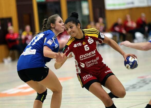 lsp - Handball - HBL - HSG Bensheim vs HSG Blomberg Lippe - Saison - 2017-2018 - 10.02.2018 - Bensheim v. l. Alicia Stolle Blomberg, Rafika Ettaqi Bensheim Aktion, Zweikampf -