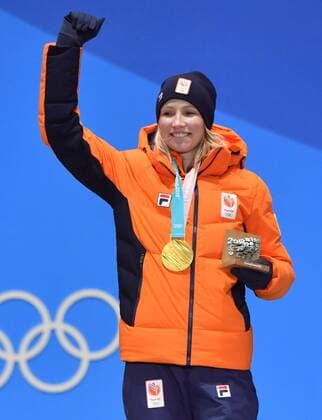 (180211) -- PYEONGCHANG, Feb. 11, 2018 -- Champion Carlijn Achtereekte of the Netherlands celebrates during the medal ceremony of ladies 3000m event of Speed skating Eisschnelllauf at 2018 PyeongChang Winter Olympic Games Olympische Spiele Olympia OS at the Medal Plaza in PyeongChang, South Korea, on Feb. 11, 2018. Lui Siu Wai) (SP)OLY-SOUTH KOREA-PYEONGCHANG-SPEED SKATING-LADIES 3000M-MEDAL CEREMONY LiuxSiuxWai 