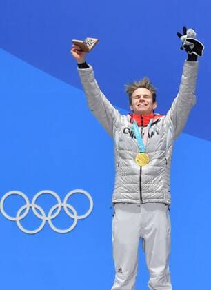PyeongChang 2018, Skispringen, Andre Wellinger bekommt seine Goldmedaille, Siegerehrung (180211) -- PYEONGCHANG, Feb. 11, 2018 -- Champion Andreas Wellinger of Germany celebrates during the medal ceremony of men s normal hill individual event of Ski jumping Skispringen Ski nordisch at 2018 PyeongChang Winter Olympic Games Olympische Spiele Olympia OS at the Medal Plaza in PyeongChang, South Korea, on Feb. 11, 2018. ) (SP)OLY-SOUTH KOREA-PYEONGCHANG-SKI JUMPING-MEN S NORMAL HILL INDIVIDUAL-MEDAL CEREMONY LuixSiuxWai 