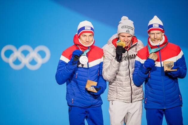 Themen der Woche - SPORT 180211 Johann Andre Forfang of Norway, Silver, Andreas Wellinger of Germany, gold, and Robert Johansson of Norway, Bronze, at the medal ceremony for the Men s Ski jumping Skispringen Ski nordisch Normal Hill Individual during day two of the 2018 Winter Olympics on February 11, 2018 in Pyeongchang. Photo: Jon Olav Nesvold BILDBYRN kod JE 160153 Copyright: JONxOLAVxNESVOLD BB180211BB523