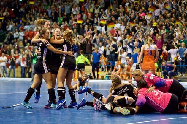 Themen der Woche - SPORT Bilder des Tages - SPORT Hockey Berlin 11.02.2018 Hallenhockey Weltmeisterschaften Indoor Hockey World Cup 2018 Frauen Damen Women Finale Deutschland (GER) - Niederlande (NED) 2:1 Deutschland ist Weltmeister Jubel nach dem Ende des Spiels *** Hockey Berlin 11 02 2018 Indoor Hockey World Championships Indoor Hockey World Cup 2018 women women women s final Germany GER NED 2 Netherlands 1 Germany is world champion rejoicing after the end of the game