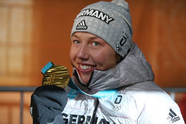 Themen der Woche - SPORT Bilder des Tages - SPORT Laura Dahlmeier, GER, during victory ceremony of biathlon 7.5 km sprint at the 2018 Olympic Games Olympische Spiele Olympia OS in Pyeongchang; 11 02 2018 - *** Laura Dahlmeier GER during victory ceremony of biathlon 7 5 km sprint at the 2018 Olympic Games in PyeongChang 11 02 2018 
