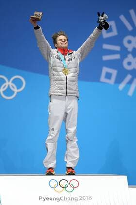 Themen der Woche - SPORT Bilder des Tages - SPORT Andreas Wellinger, GER, during victory ceremony of Ski jumping Skispringen Ski nordisch at the 2018 Olympic Games Olympische Spiele Olympia OS in Pyeongchang; 11 02 2018 -